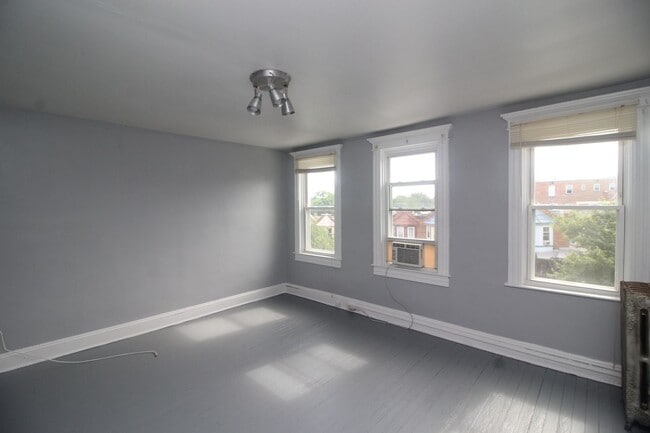 Building Photo - 2026/2027 JHU Off-campus Large 5bd/2.5ba home w/ Parking Spot! Available now