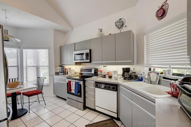 Building Photo - 22667 Meridiana Dr