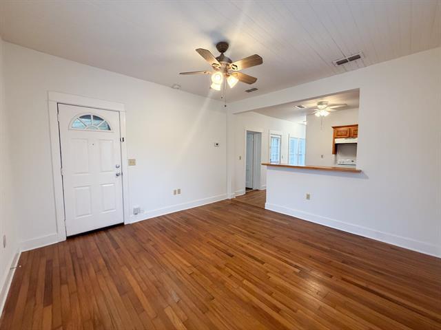 Building Photo - 310 E Parks Ave