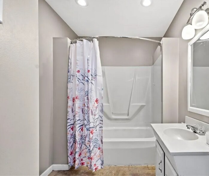 Building Photo - 2324 Woodward Ave