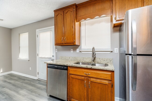 Building Photo - 323 Willow Oak Dr