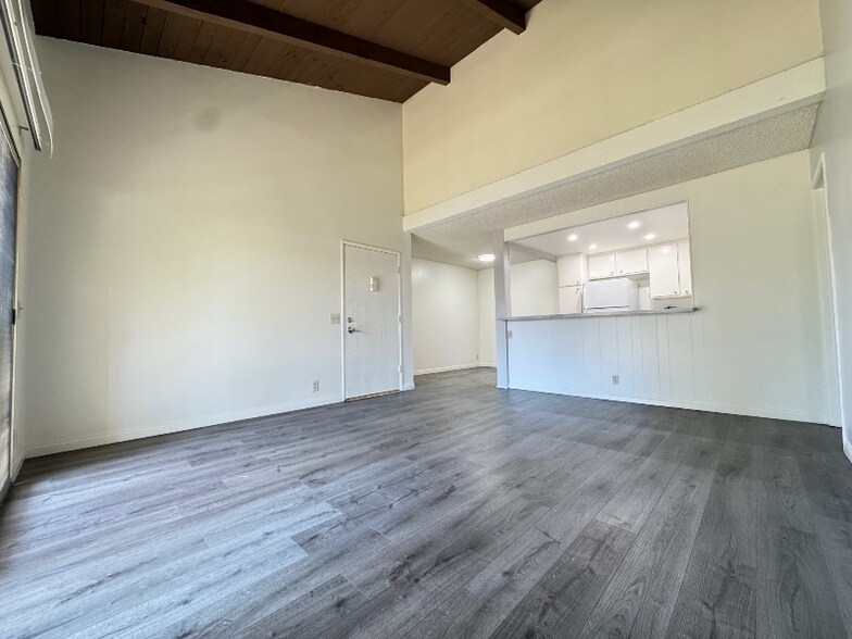 Building Photo - 1133 E Alosta Ave