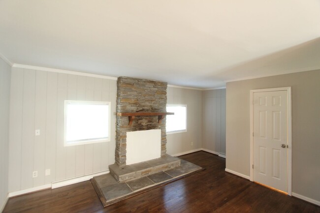 Building Photo - 3 Bedroom, 1.5 Bath!  New on the Market an...