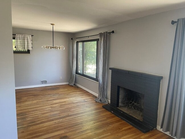 Building Photo - Spacious 3 bed/1 bath w/W/D and 2 car garage