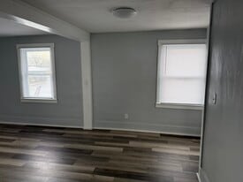 Building Photo - 1501 E Markland Ave