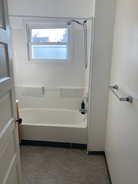 Building Photo - 3422 Daisy Ave