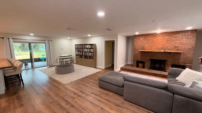 Building Photo - 2200 Retreat Rd