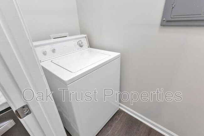 Building Photo - 100 Bucksley Ln