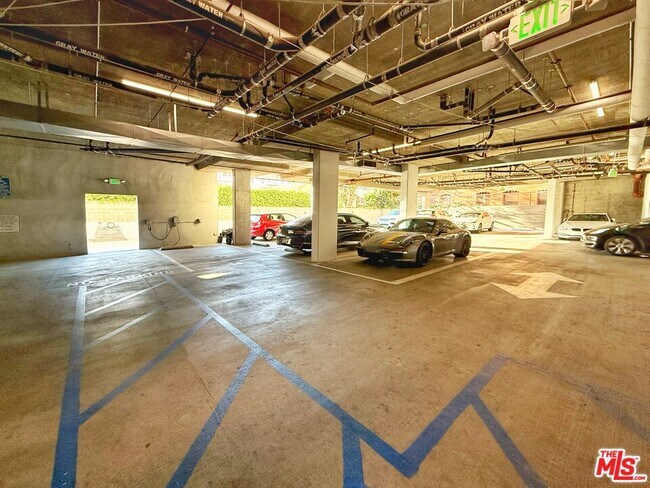 Building Photo - 723 S St Andrews Pl