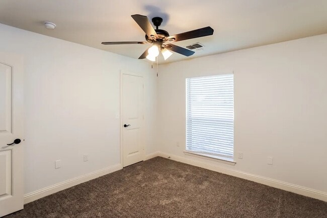 Building Photo - 2102 Colonial Dr