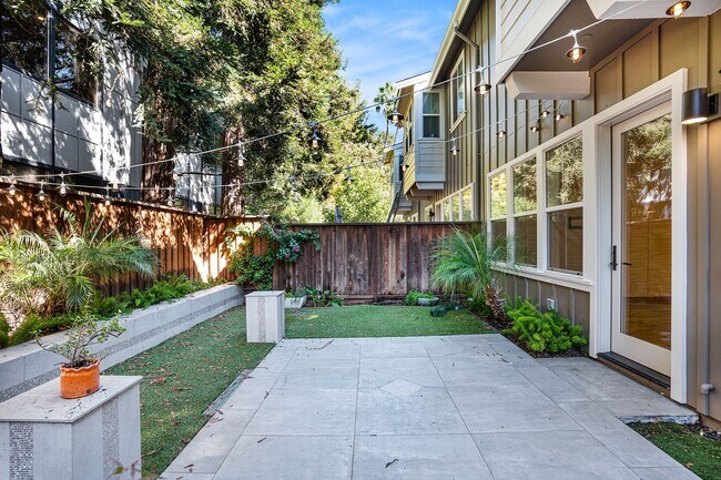 Building Photo - Beautiful Custom Townhouse In Desirable Wa...