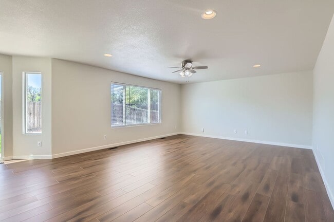 Building Photo - Gorgeous 4 Bed 2.5 Bath Home in Wolf Creek!