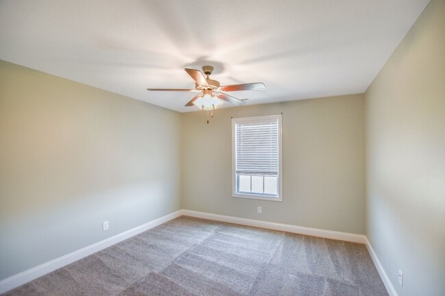 Building Photo - Pet Friendly Four Bedroom in Rossview!