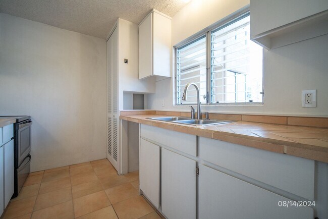 Building Photo - $2300  1 bd 2 ba 1 pkg -1447 Kewalo #705