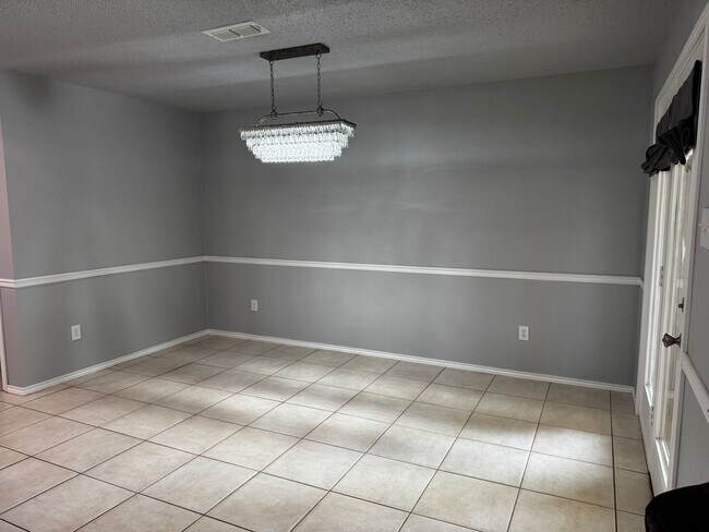 Building Photo - Stunning 3 Bed, 2 Bath Home in Sunridge Subdivision