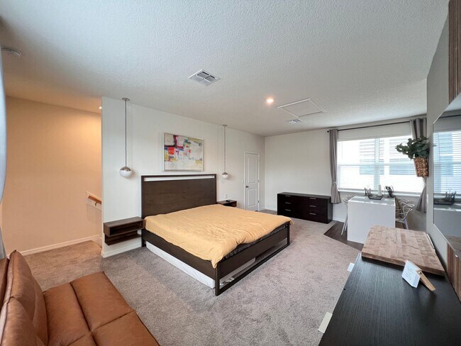 Building Photo - Gorgeous Furnished Home in Winter Garden!