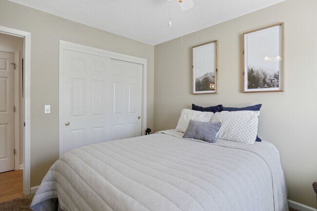 Building Photo - Stunning Raised Ranch | 4 Bedroom 3 Bathro...