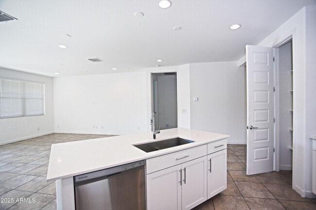 Building Photo - 1535 W Corral Rd