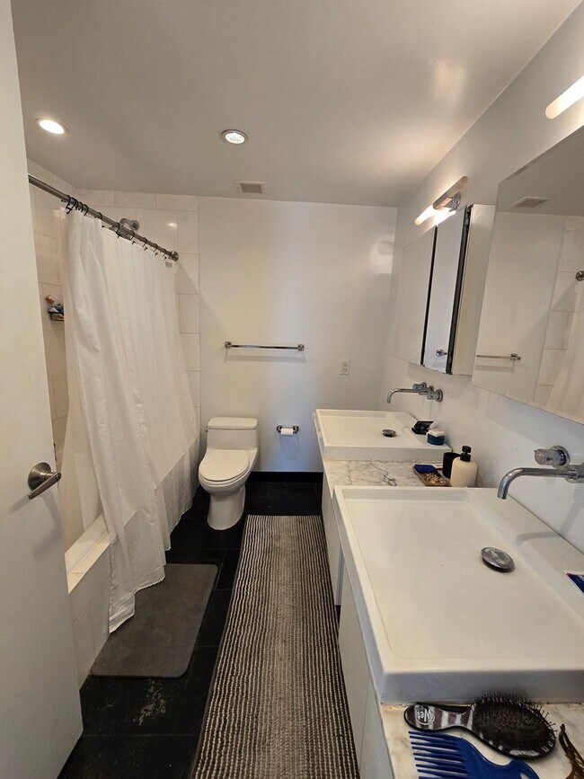 Building Photo - HUGE Stunning Bright 3 bed 2.5 bath loft i...