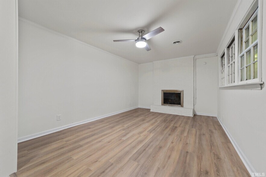 Building Photo - Room in Single Family Home on Buckingham Rd