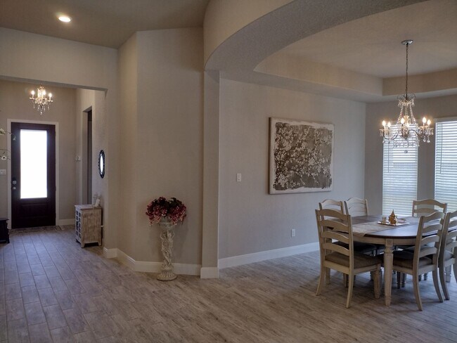 Building Photo - Beautiful 4 bedroom with a pool!!!