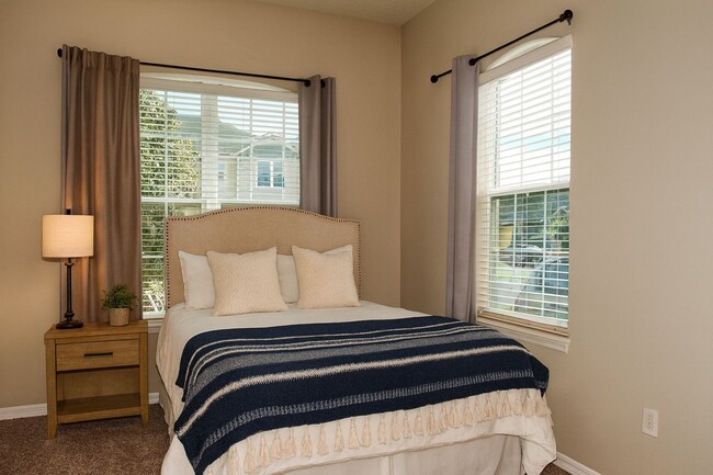Building Photo - Beautiful 4 bed 3 bath w/loft, 2 story hom...