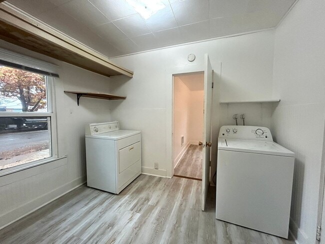 Building Photo - Cottage Style 1 Bed Home with a Large Yard...