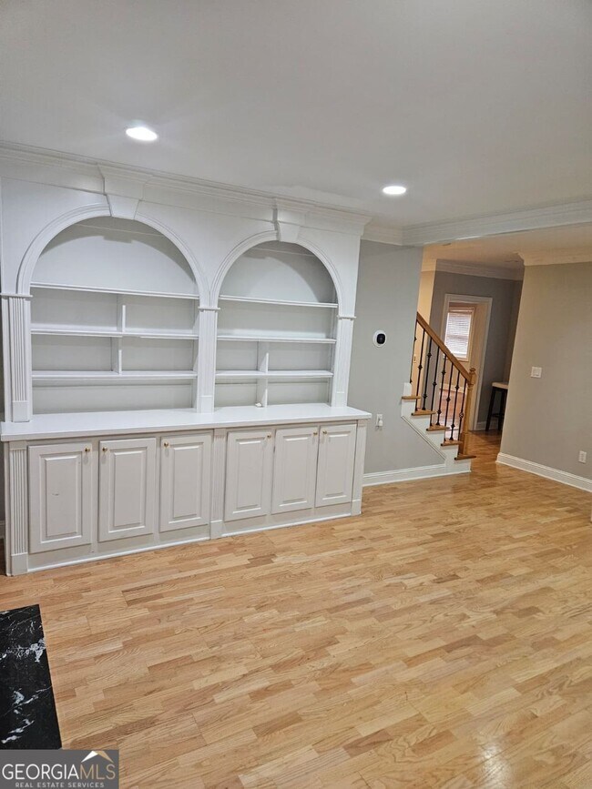 Building Photo - 660 Forest Hills Dr