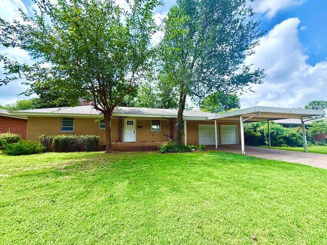 Building Photo - Beautiful 3BD 1.5BA Home W/  Bonus Room in...