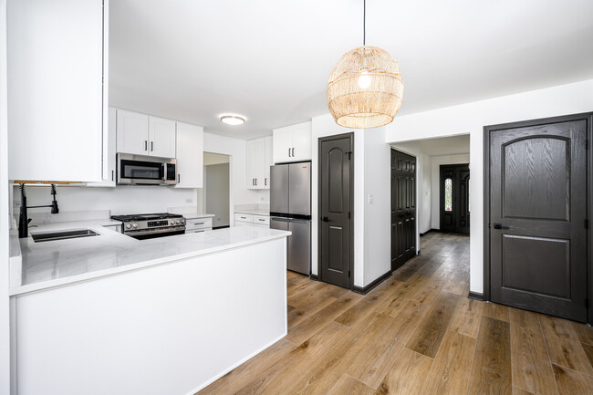Building Photo - 1072 S Naper Blvd