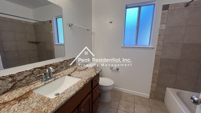 Building Photo - Spacious 2bd/2ba Duplex with 2 Car Garage