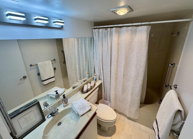 Building Photo - 5121 Oakhill Ln