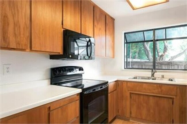 Building Photo - Great 2 bedroom, 1.5 bath in South Davis f...