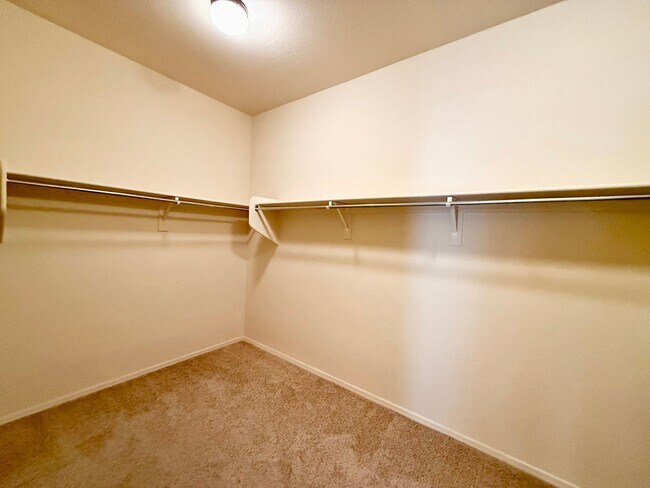 Building Photo - Amazing townhome in Quailwood