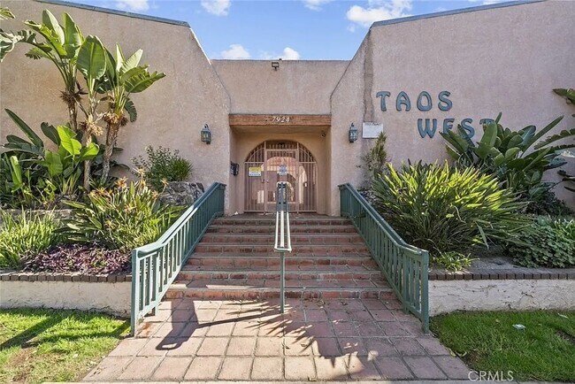 Building Photo - 7924 Woodman Ave