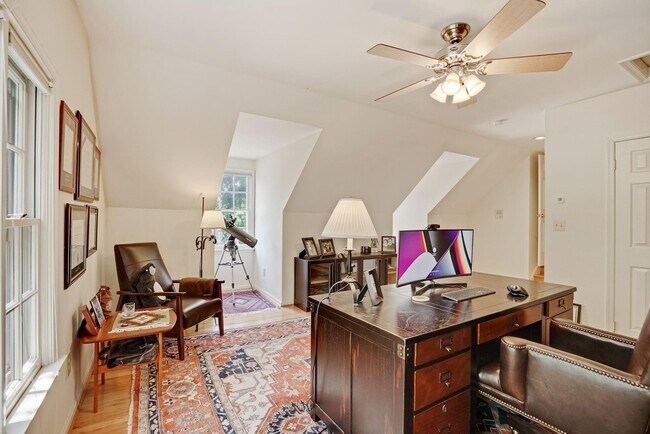 Building Photo - 11101 Willowbrook Dr