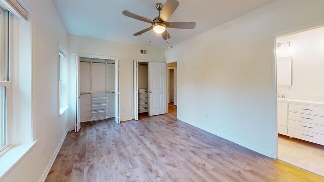 Building Photo - Rare Secluded Two Bedroom Arlington Townho...