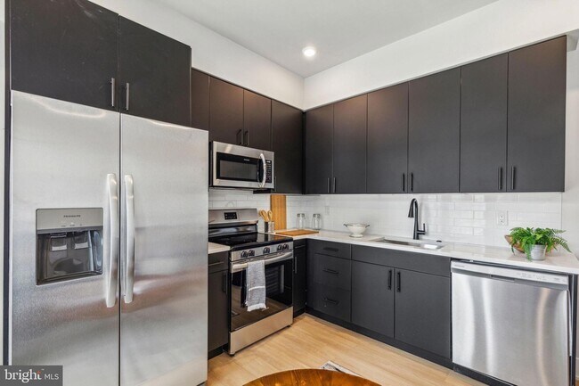 Building Photo - 6910 Ridge Ave