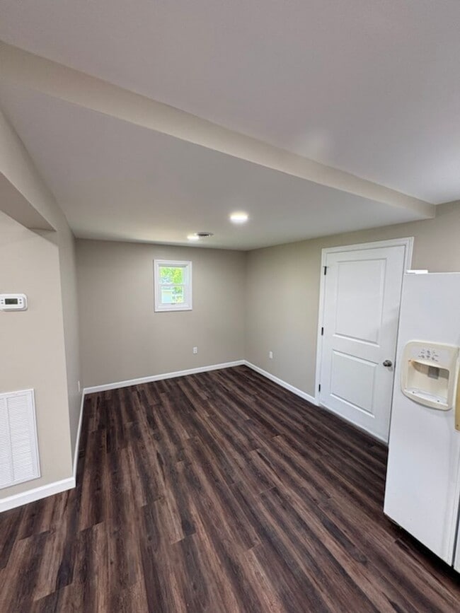 Building Photo - 844 Bales Rd