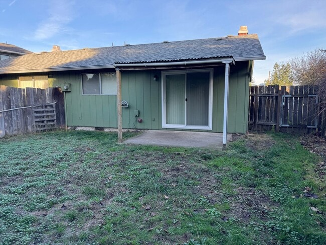 Building Photo - Large single level 2 bedroom 1 bath duplex in Springfield! MOVE IN SPECIAL!