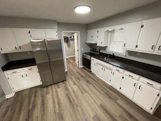 Building Photo - Brick Home For Rent Shelbyville