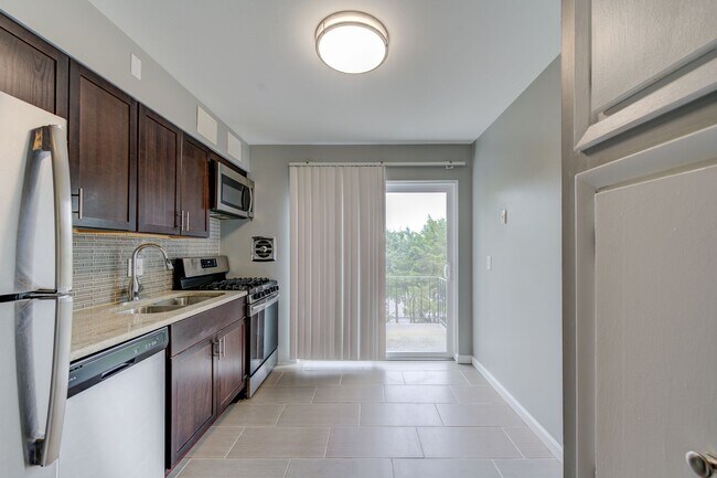 Building Photo - Gorgeous 2 Bedroom Condo with a Move-in Sp...