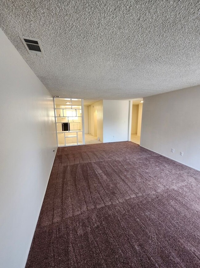 Building Photo - Newly Renovated! Spacious 4-Bed, 2-Bath Ho...