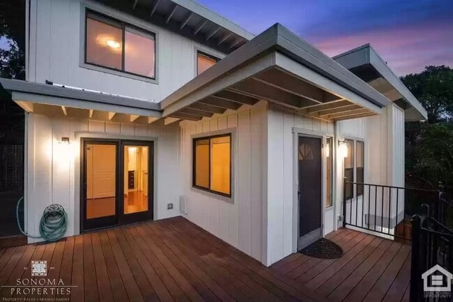 Building Photo - Beautiful 4bd/3.5ba Updated Custom House with Valley Views