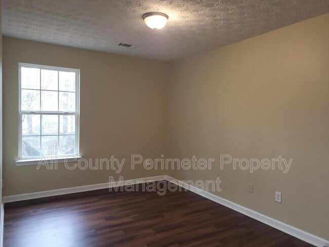 Building Photo - 5543 Pineridge Ct