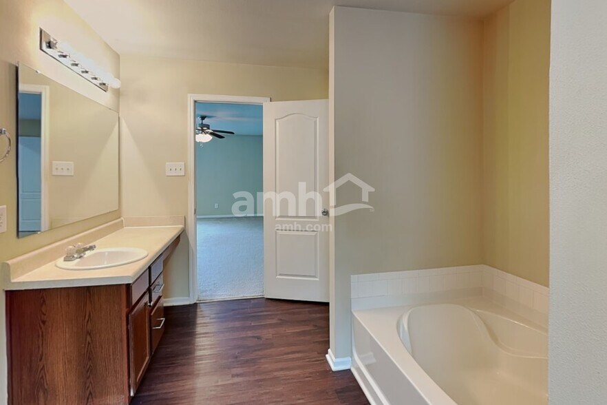 Building Photo - 1320 Perga Ct