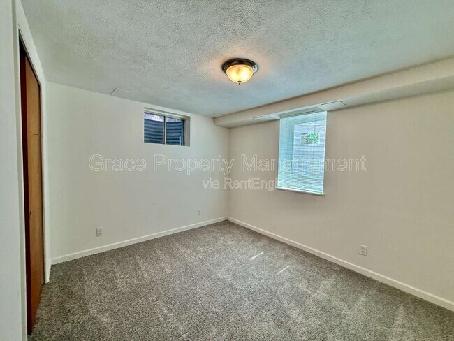 Building Photo - 1125 W 8th Ave Dr
