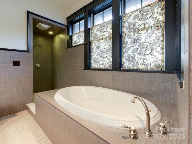 Building Photo - 1413 Devon Dr