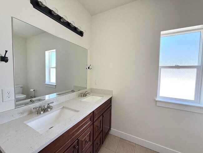 Building Photo - Single-Level 2 Bed / 2 Bath | Garage Available June 1st