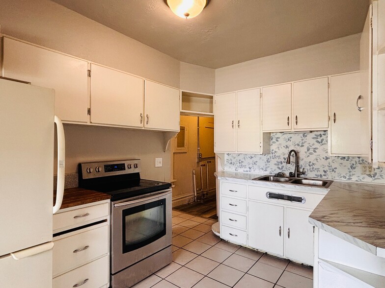 Building Photo - 12 E 200 S